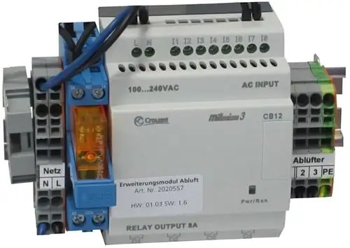 STIEBEL ELTRON Erweiterungsmodul Abluft LTM TL 1230 EWM ABL, 236995. Graue und blaue Klemmenblöcke links, weiße Steuereinheit mit Beschriftung und grüne Klemmenblöcke rechts. LEDs und Anschlüsse oben.
